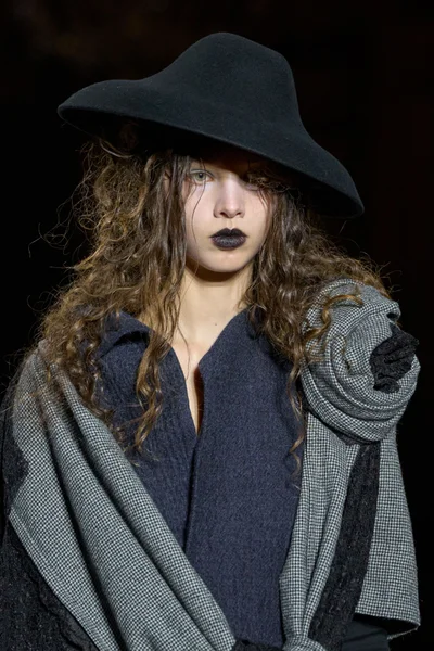 Look 100